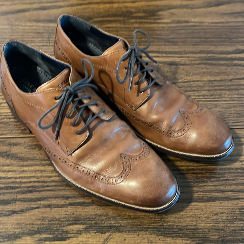 Excellent, preowned condition: Cole Haan wingtip oxford shoes Size 10 1/2 Medium
